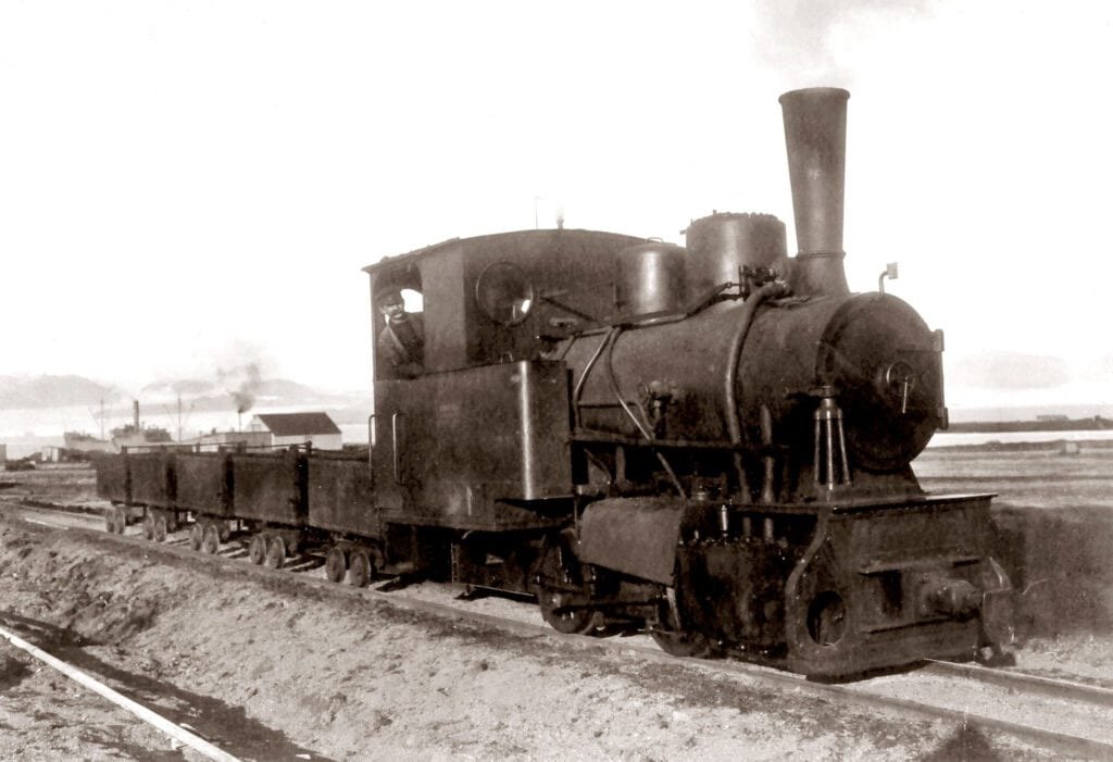 A steam locomotive with coal wagons in Ny-Ålesund, 1918